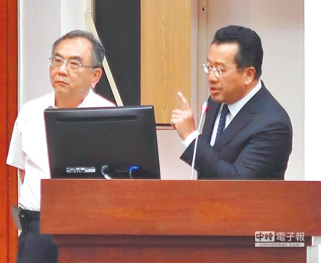 地震基金董事長陳明仁(左)與金管會主委顧立雄(右),在財委會引爆從所未見的「唇槍舌戰」。圖/魏喬怡