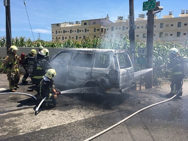 一輛停放在高市路竹區華正路的車子自燃起火，火勢很快熄滅，沒有人受傷。記者徐白櫻／翻攝