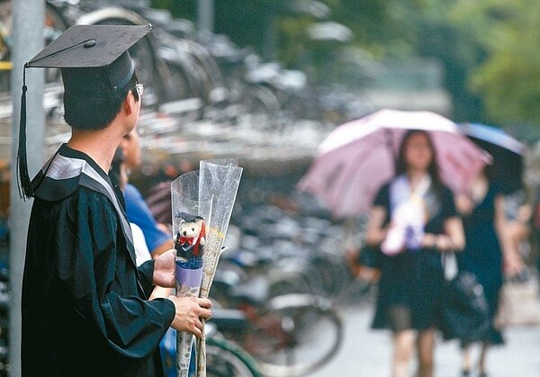 根據勞動部的薪資調查,去年社會新鮮人每人經常性薪資平均逾兩萬七千元,但大學、研究所新鮮人起薪漲幅卻低於平均。 圖/聯合報系資料照片