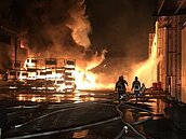 伸港化工廠暗夜大火　延燒近8小時　