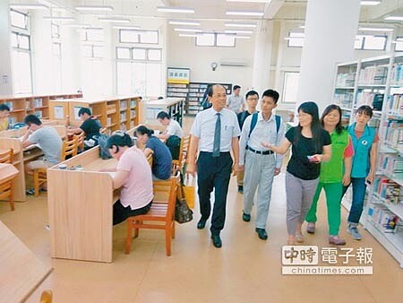 
雲林縣虎尾魚市場成功轉型活化成圖書館，公共工程委員會公管科長張易文（立者左二）等勘察，虎尾鎮長林文彬（立者左一）、虎尾圖書館長林素梅（立者左三）導覽。（許素惠攝）
 