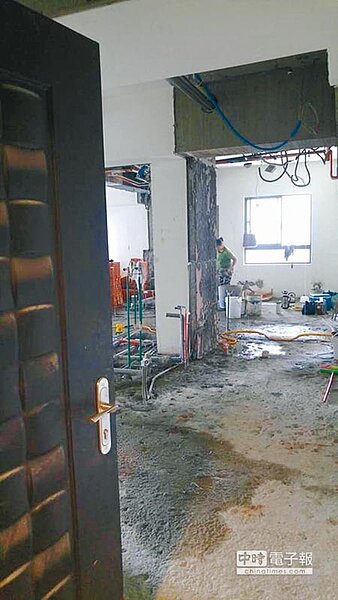 新北市議員黃俊哲接獲民眾檢舉，浮洲合宜住宅某住戶擅自將房屋變更為多間套房。（葉書宏翻攝）
