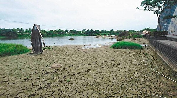 蘭陽博物館開館9年來，首見舊烏石港遺址水位見底，土方龜裂。縣議員蔡文益根據訪問耆老，懷疑附近工地超抽地下水造成枯竭。圖／報系資料照
