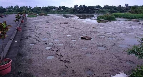 蘭陽博物館開館9年來，首見舊烏石港遺址水位見底，土方龜裂。縣議員蔡文益根據訪問耆老，懷疑附近工地超抽地下水造成枯竭。圖／報系資料照
