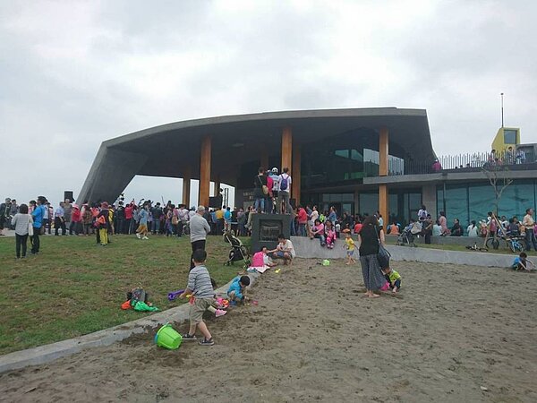 東北角壯圍沙丘線公車昨天上路,方便遊客探索宜蘭新景的壯圍沙丘園區。圖/報系資料照