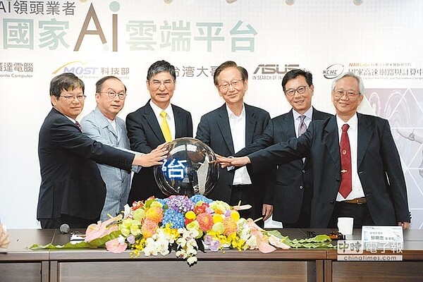 科技部部長陳良基昨日邀請台灣大哥大董事長蔡明忠、華碩董事長施崇棠及廣達董事長林百里,共同舉行AI雲端平台建置誓師儀式,將結合產官學資源,打造國家AI雲端平台。(科技部提供)