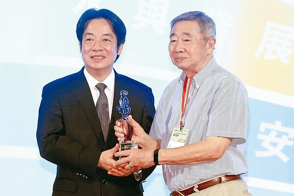 行政院長賴清德(左)出席「107年水利節暨全國水利傑出貢獻獎表揚典禮」,表揚前水利署副署長吳憲雄。 記者黃仲裕/攝影