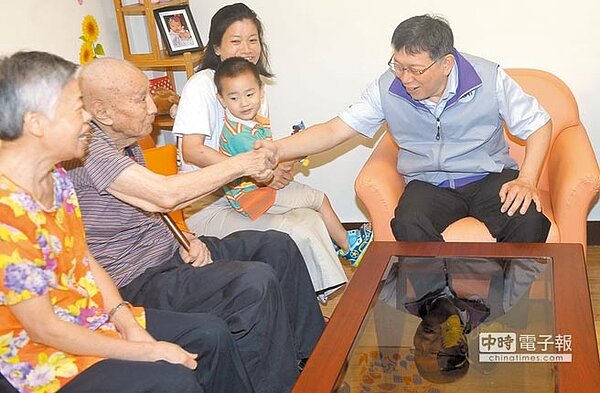 台北市長柯文哲（右一）參觀社區長照設施，與社區老人、小朋友親切互動。（季志翔攝）