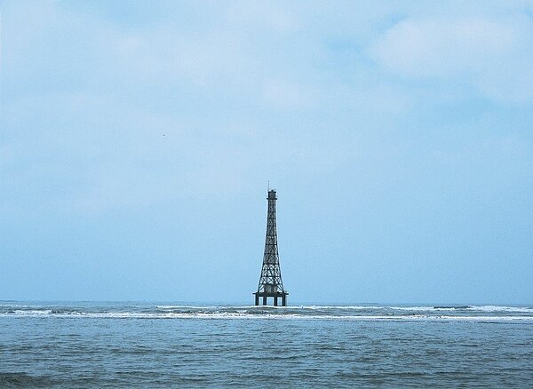 屏障雲嘉海岸外傘頂洲,行政區劃屬雲林口湖鄉,現已往南漂移到嘉縣東石鄉外海,成為熱門海洋生態觀光景點。圖/吳林山提供