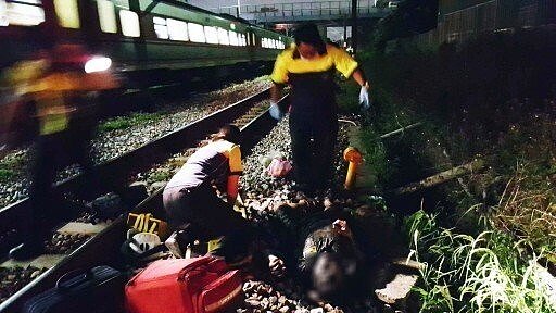 老翁倒在水溝旁,救護人員趕抵送醫。 記者郭宣彣/翻攝