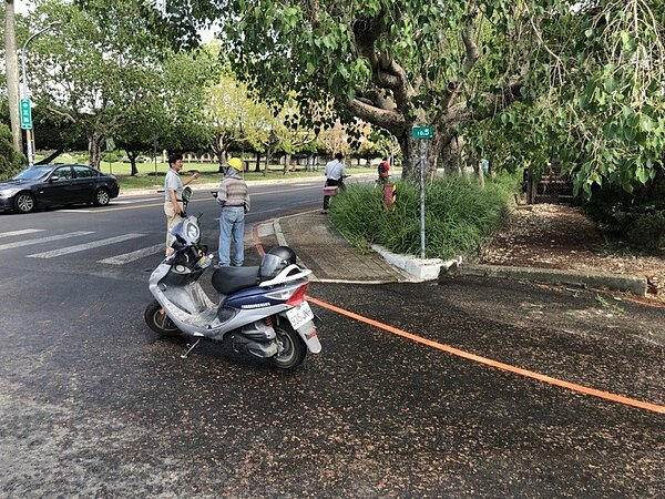 中興新村圓環右轉中正路地面濕滑，今天造成多輛機車摔車，居民指是菩提樹子掉落被輾壓出油造成，南投市公所緊急封閉部分路面清洗。記者江良誠／攝影