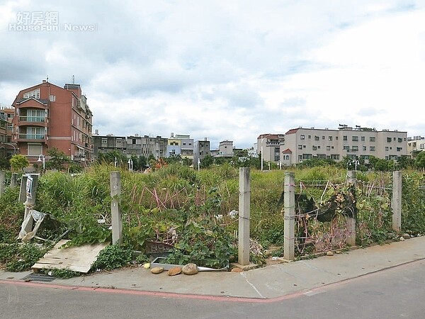 桃園司法園區旁的中路1號社會住宅招標多次都流標，基地雜草叢生。 記者張裕珍／攝影