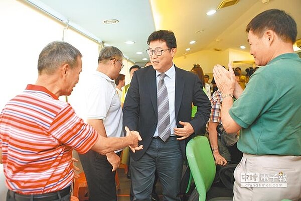 民進黨台北市長參選人姚文智(右二)1日前往民進黨市黨部參與幹部會議,他會前指出,當選後要推動幾近「地殼改造運動」的都更。(張立勳攝)