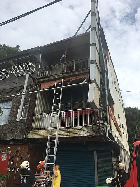 桃園市復興區偏遠住家火警,幸好住警器發出聲響鄰居聽到後報案,消防隊員才能迅速趕到現場。圖/桃園市消防局第四大隊提供