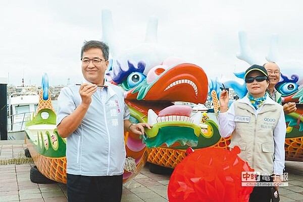 大園慶端午海陸空龍舟爭霸賽9日登場,邀請桃園在地學校及團體表演,更有主播徐展元負責播報精采賽事。(呂筱蟬攝)