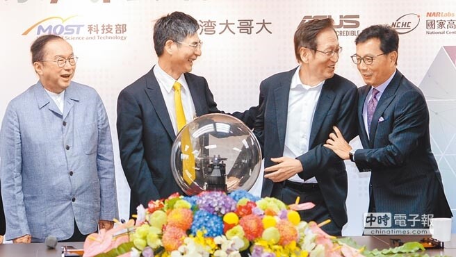 由科技部推動的第一個AI國家隊1日正式成軍,與廣達、華碩及台灣大哥大三家業者共組團隊。科技部長陳良基(左二)、廣達董事長林百里(左一)、華碩董事長施崇棠(右二)、台灣大哥大董事長蔡明忠(右一)共同出席AI雲端平台建置誓師儀式。圖/王德為