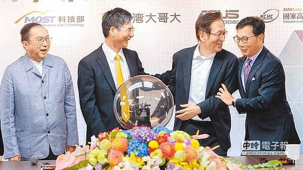 由科技部推動的第一個AI國家隊1日正式成軍,與廣達、華碩及台灣大哥大三家業者共組團隊。科技部長陳良基(左二)、廣達董事長林百里(左一)、華碩董事長施崇棠(右二)、台灣大哥大董事長蔡明忠(右一)共同出席AI雲端平台建置誓師儀式。圖/王德為