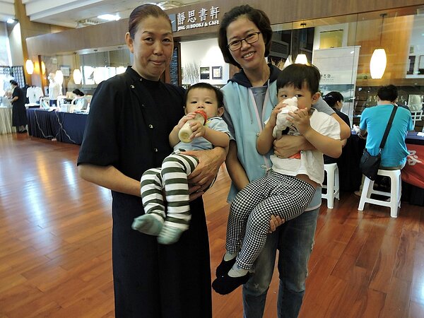 吳伊伶(右)「捐髓救人、無損己身」,現已經是兩個孩子的媽,媽媽游玉珍(左)常陪同她參與驗血建檔活動的分享。(慈濟基金會)