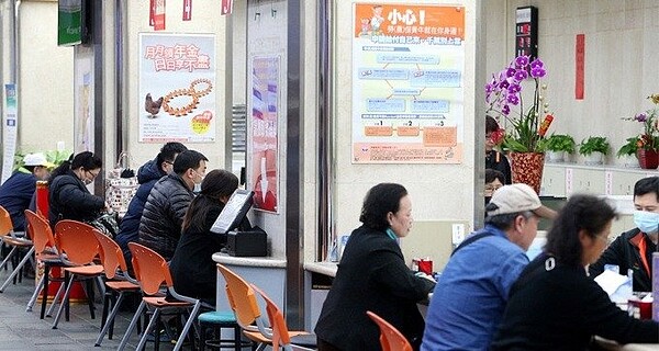 社群瘋傳勞保年金網路謠言,勞保局強調勞保年改方案有關請領年齡及加保年資都未改變,傳聞都非事實。 聯合報系資料照