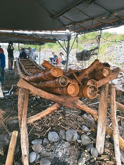史前館用7根巨竹模擬史前人類從台灣駛往沖繩的古船。 圖/史前館提供