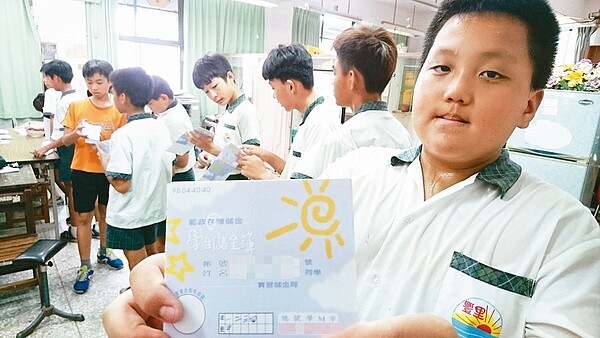 在台東縣的中小學生,每周都會利用時間拿著「學生儲金簿」跟老師存錢或提款買文具等。 記者羅紹平/攝影
