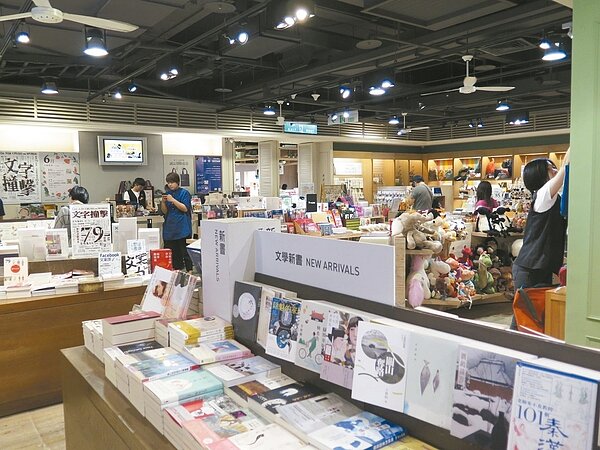 經營14年的誠品書店桃園遠百店將於24日結束營業,消息讓不少書迷震驚。 記者張裕珍/攝影