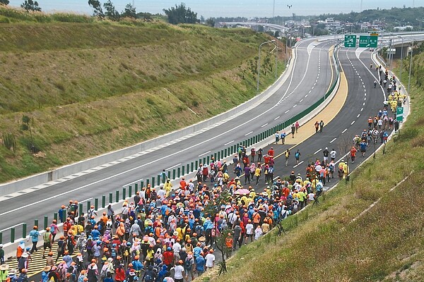 西濱快速公路白沙屯至通霄路段昨通車,白沙屯媽帶領上千信眾巡行近10公里長的通車路段祈福。 記者胡蓬生/攝影