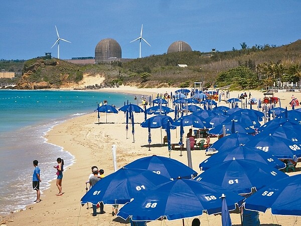 屏東墾丁南灣沙灘上原本五顏六色的陽傘,昨天起全部換上藍色,有人認為氣象一新,有人認為色調與景觀不太搭,且排放雜亂。 記者潘欣中/攝影