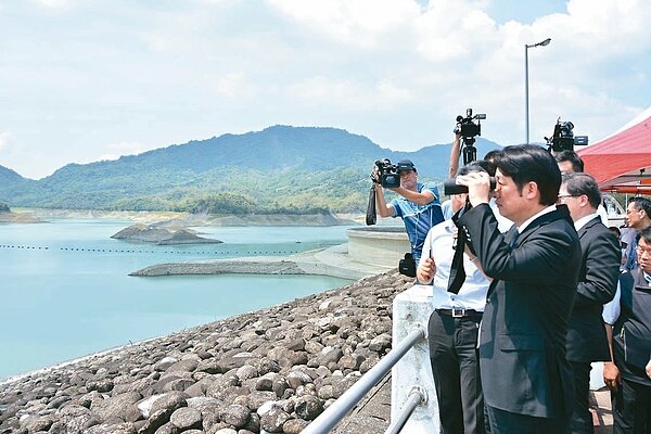 行政院長賴清德昨天視察南化水庫,拿起望遠鏡觀測「越域引水」情況。 記者吳淑玲/攝影