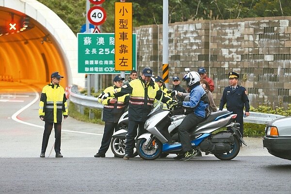 未來蘇花公路若阻斷超過4小時,會開放機車、大貨車行駛蘇花改。圖為不滿蘇花改通車卻禁行機車,重機騎士到蘇澳隧道入口欲強行進入遭攔阻。圖╱聯合報系資料照片