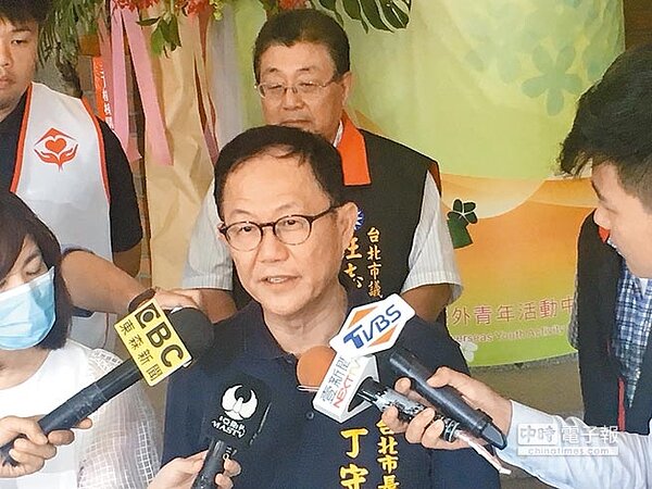 國民黨台北市長參選人丁守中2日被問到對手姚文智將找立委吳思瑤任競選總幹事，他並不擔心。（丁守中競選辦公室提供）