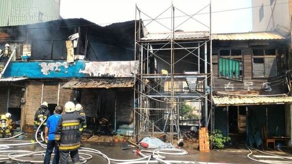 火苗燒毀5間連棟木造房屋，其中正修建中的房子疑施工不慎起火。記者林保光／攝影
