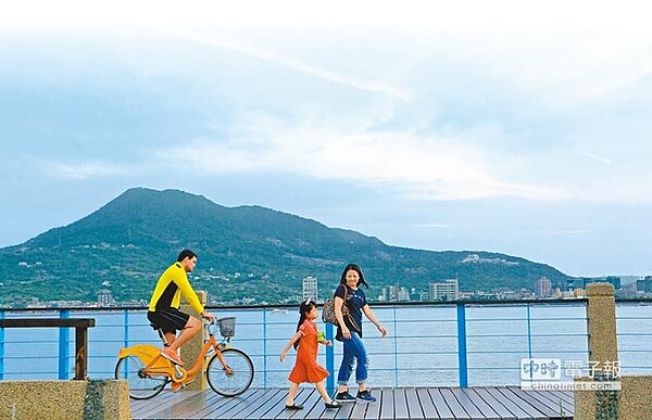 氣象局2日指出,目前菲律賓東方海面跟南海各有1個熱帶擾動。圖為民眾於黃昏時分,在淡水河畔休憩。(張鎧乙攝)