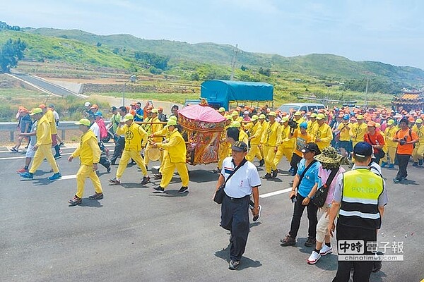 西濱快速道路苗栗縣最後一哩路白沙屯至南通灣段通車，拱天宮三媽坐鎮、巡行祈福。（陳慶居攝）