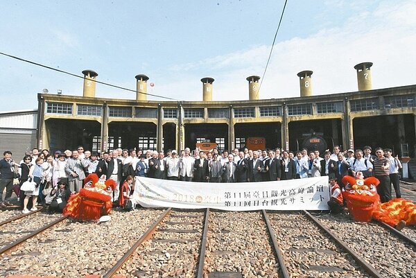 參加台日觀光高峰論壇的與會人員,昨天上午參訪彰化扇形車庫。 記者劉明岩/攝影