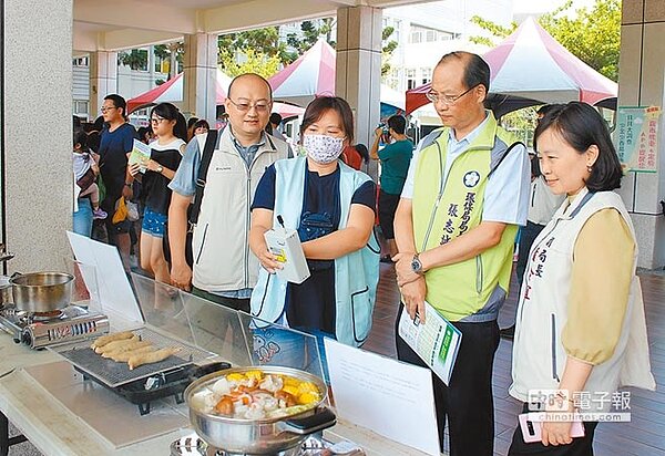 嘉義市環保局模擬餐飲業烤肉,檢測排放油煙。(廖素慧攝)