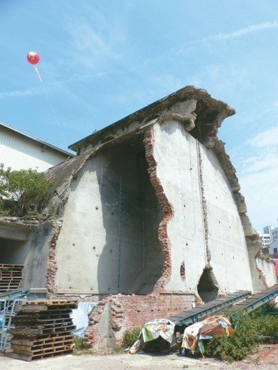 有82年歷史的彰化市農會農業倉庫,前年被拆除大半後仍存斷垣殘壁,縣府委託建築師修復。 記者劉明岩/攝影