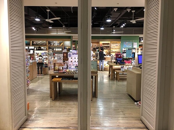 遠東百貨桃園店內的誠品書店。(遠東百貨 桃園店)