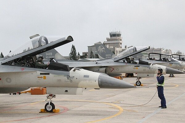 國防部強調,共機對台實施繞島時,空軍地面警戒待命機依令提升待命狀態,待命接替空中戰機警戒及監視任務。記者洪哲政/攝影