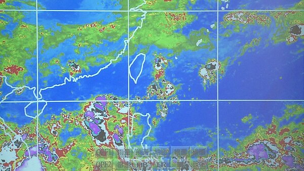 南海上的熱帶性低氣壓持續發展當中,氣象局不排除在今、明兩天內就會形成今年第四號颱風「艾維尼」,但究竟會不會對台灣造成影響?氣象局表示,目前還言之過早。記者王彥鈞/攝影