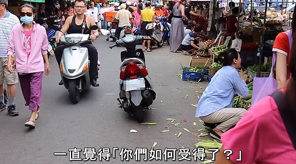 以色列學生Tom Fleischer在2015年拍攝的「拜託,用走的」影片,點出台灣傳統市場內機車穿梭的亂象。 圖/截自YouTube影片
