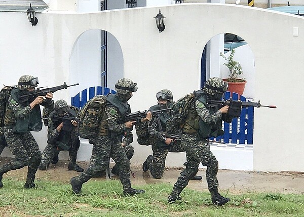 國軍漢光三十四號演習從明天開始到六月八日，在各大戰區展開操演；圖為陸戰隊在漢光演習模擬登陸作戰。 記者林保光／翻攝