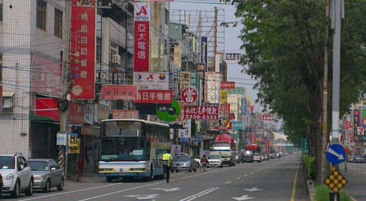 車輛配合萬安演習,車輛靠路旁停放,圖為102年萬安36號演習的街頭景象。記者趙容萱/攝影