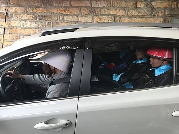 學生演員把「馬偕博士開汽車載清朝官員」的照片上傳臉書搞笑。圖/淡大李其霖老師提供