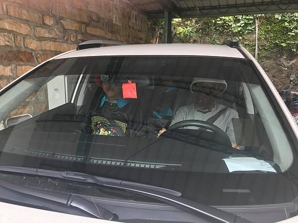 學生演員把「馬偕博士開汽車載清朝官員」的照片上傳臉書搞笑。圖/淡大李其霖老師提供