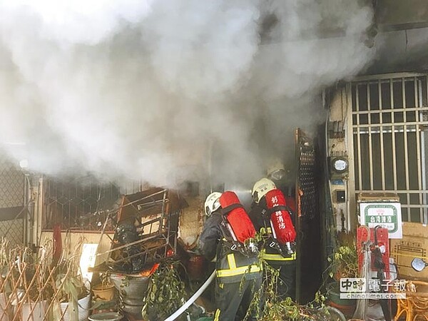 沒算出劫數！彰化市福山路3日清晨發生民宅火警，消防人員趕赴現場搶救，在樓梯間發現63歲吳姓風水師倒臥在2樓通往3樓的樓梯間，全身燻黑，小腿更燒到見骨，已經沒有生命跡象，研判火警時吳要往樓頂逃生，卻被濃煙被嗆到不支倒地，命喪火窟。（吳敏菁攝）