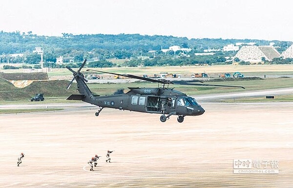 國軍漢光實兵操演今日起開打,一連舉行5天。國軍在5月31日舉行演習參演部隊整備,官兵展現精實的訓練成果。(軍聞社)