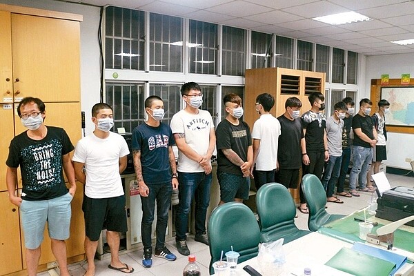 警方前晚陸續帶回相關嫌犯，左二穿白色短袖上衣者為主嫌王念平。 圖／警方提供
