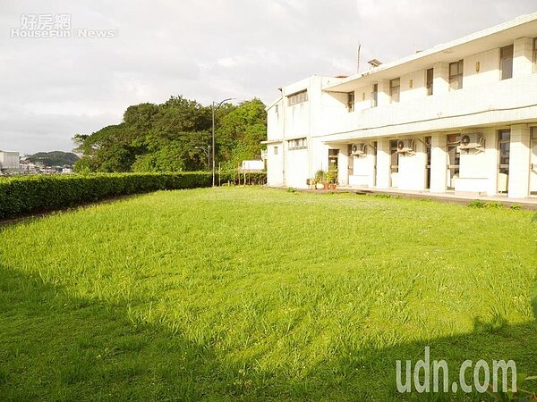 海岸第一排,看大船入港,看夕陽落日,美到叫人驚嘆的基隆港「白宮」,基隆港務分公司終於願意割愛釋出招租,卻沒有人投標而流標。記者吳淑君/攝影