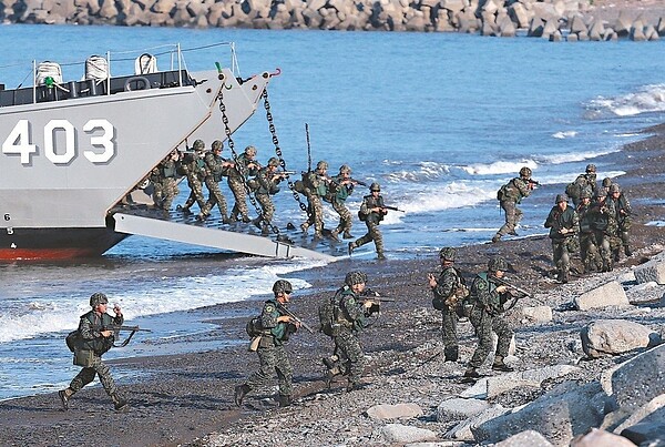國軍漢光演習今天起將在本島北、中、南等地舉行實兵或實彈操演。圖為二○一 五年於屏東加祿堂海灘實施的「聯興104號操演」。 圖/聯合報系資料照片